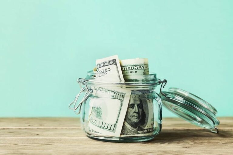 2 undervalued dividend stocks to add to your portfolio